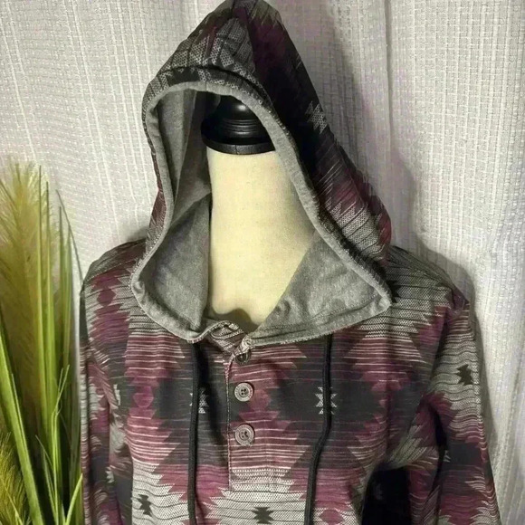 New QUILTED GIRAFFE Men’s Size Medium Hooded Sweater Burgendy Aztec Design NWT - Picture 2 of 10